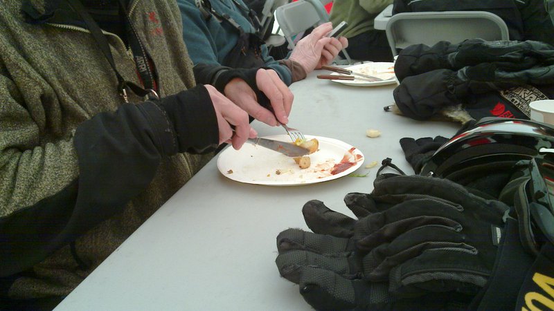 Olav spiser opp lunchen sin.