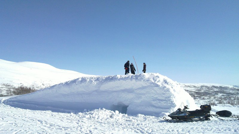 Scenografigruppa preparerer
															bre-sprekk.