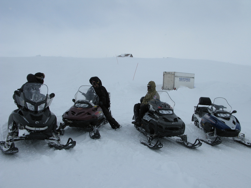 Daniel, Olav, Stian - Hytta og
															lyslageret i bakgrunnen!