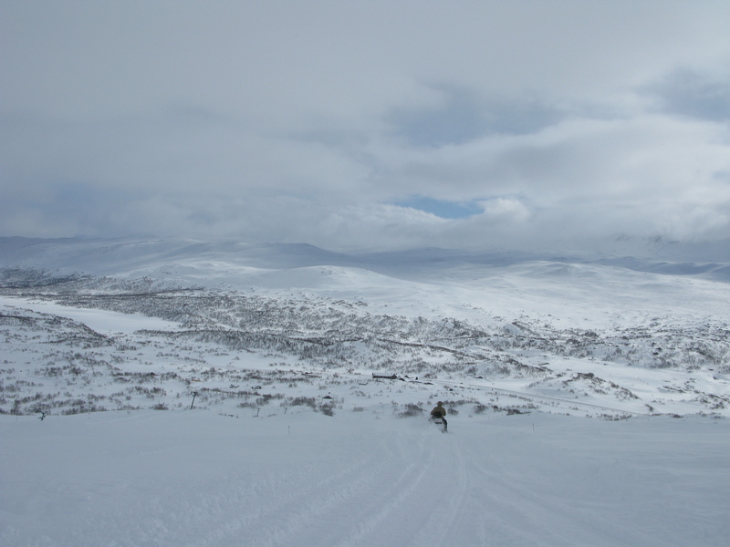 Stian på skuter på vei til
															hotellet som ligger ca. midt i bildet.