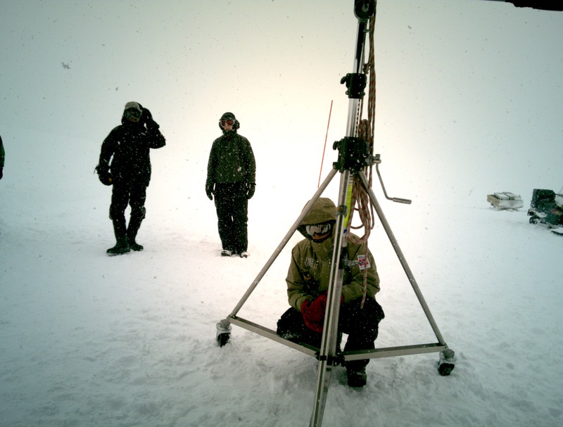 Stian koser seg på jobb.